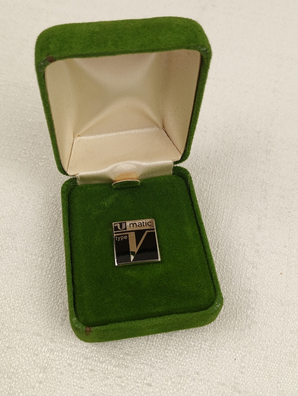 VTG RARE U matic type V shirt pin hat pin Sony products 70s 80s metal pin